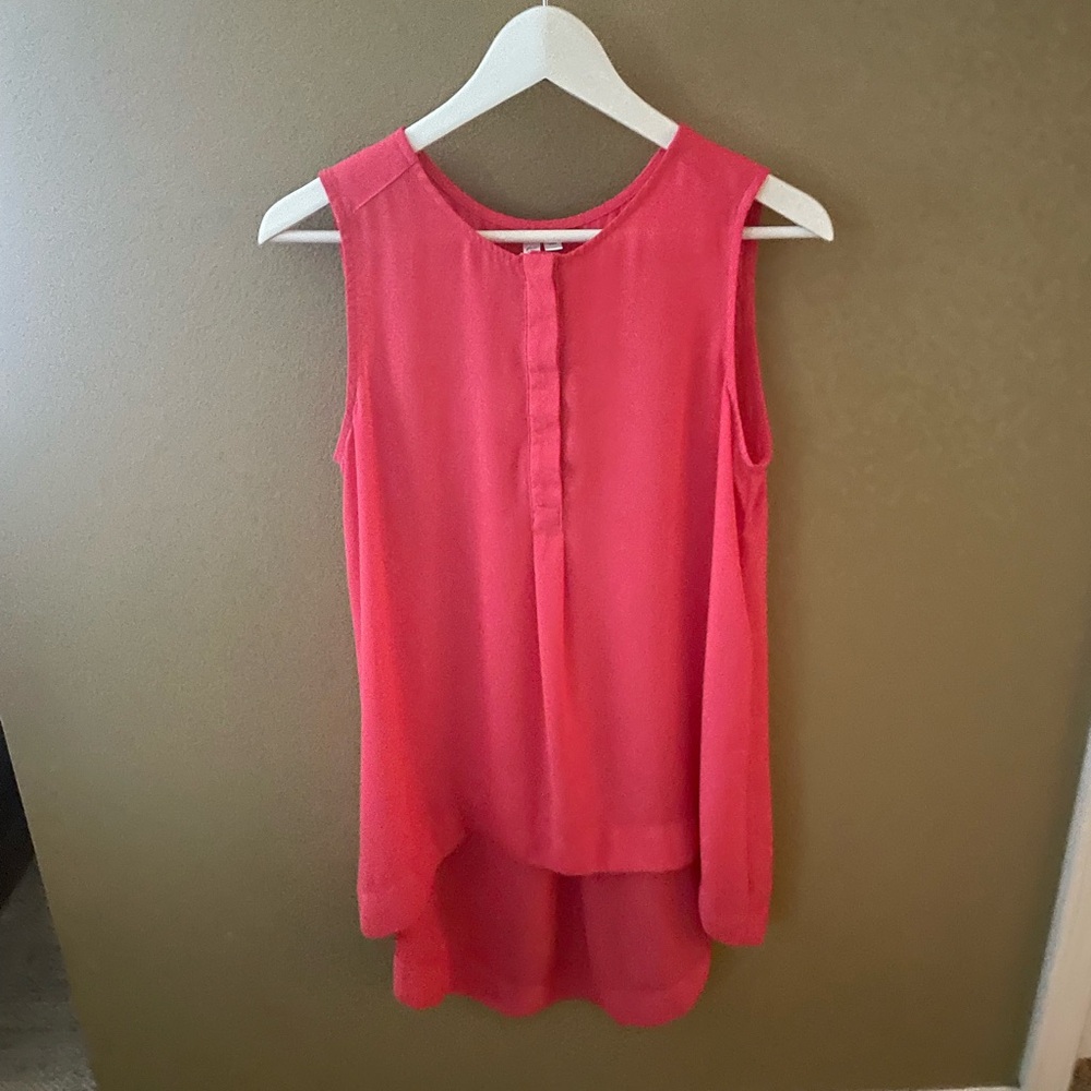 Pretty in pink! So flattering long loose and flowing sleeveless tunic top